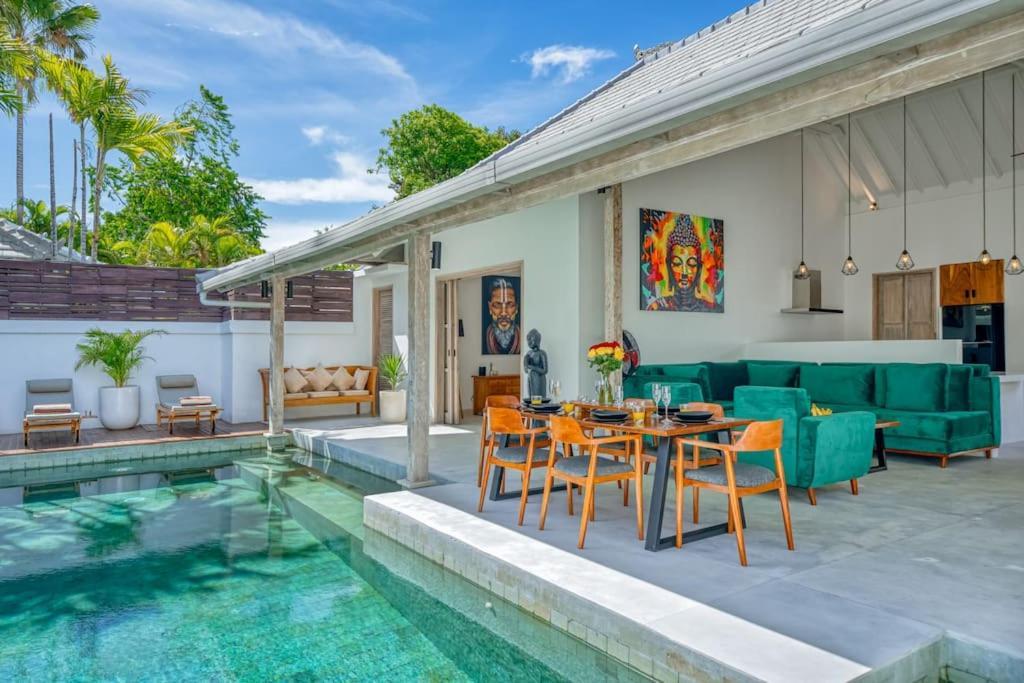 Villa Beautiful Yang Tao In The Heart Of With Private Staff Seminyak