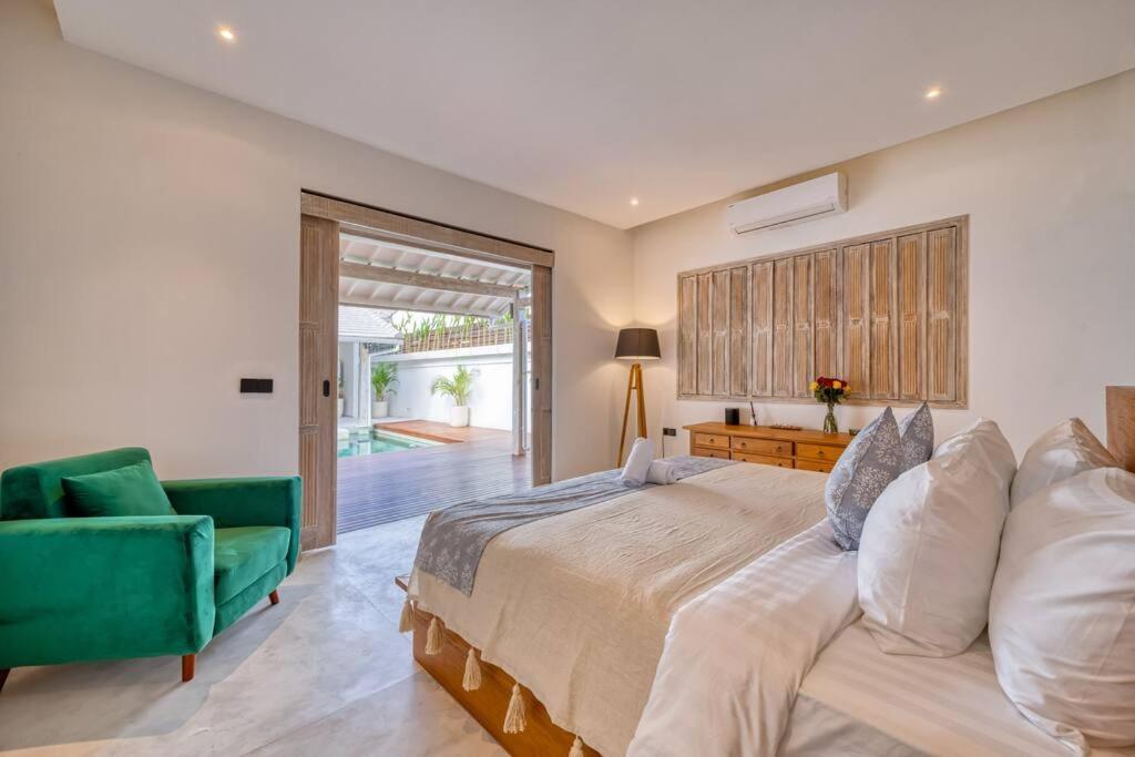 Beautiful Yang Tao In The Heart Of With Private Staff Seminyak