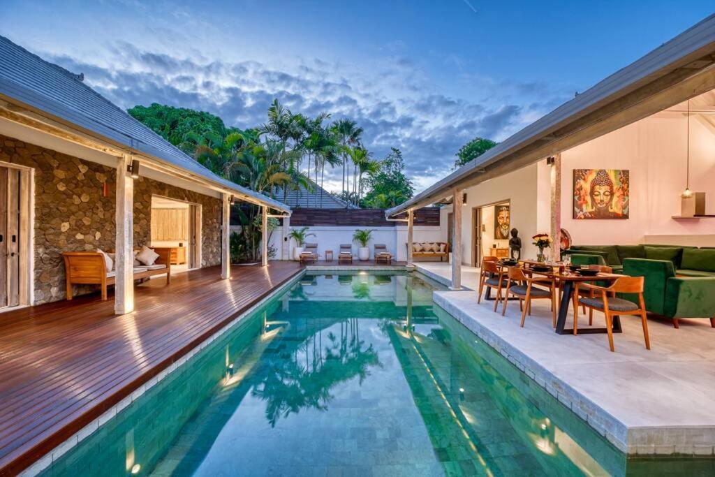 Beautiful Yang Tao In The Heart Of With Private Staff Seminyak