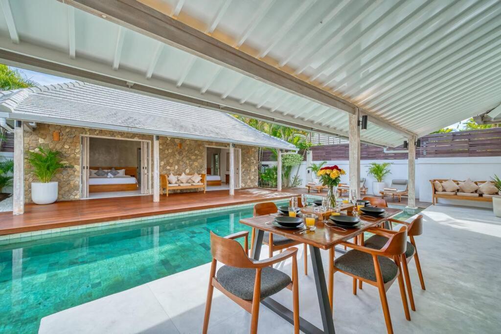 Villa Beautiful Yang Tao In The Heart Of With Private Staff Seminyak